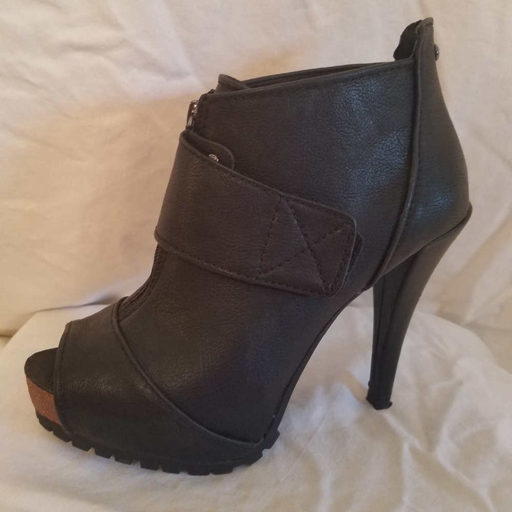 Simply Vera Vera Wang Peep Toe Bootie Heel Size 7